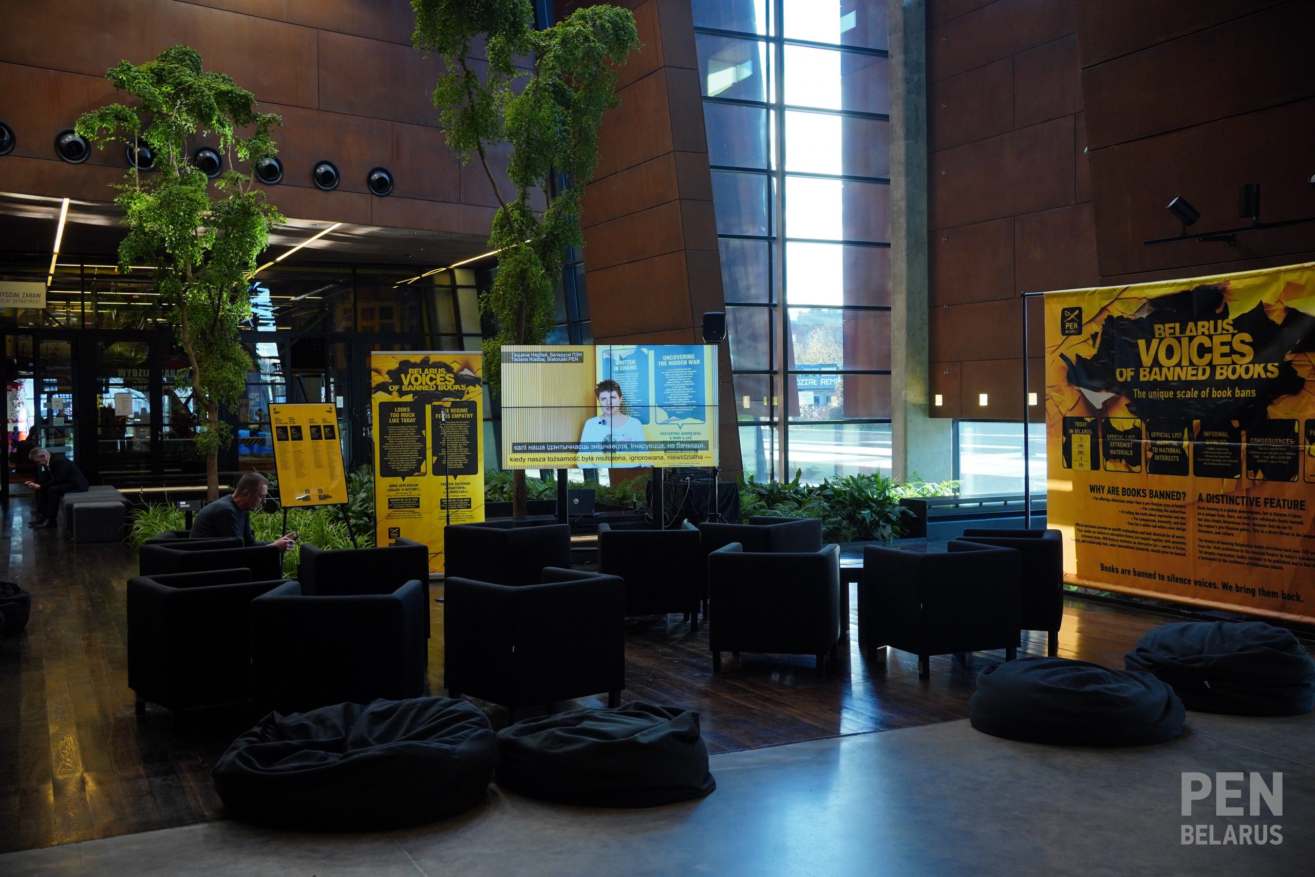 Курс свабоды слова ў Беларусі: 350 еўра за чытанне і 8 гадоў за пісанне. Рэпартаж з выставы забароненых кніг